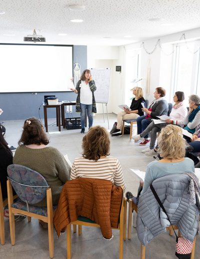 Bild, das den unteren Seminarraum während eines Seminars zeigt