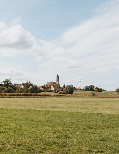 Bild, das die Wiese vor dem Nestli Seminarhaus zeigt